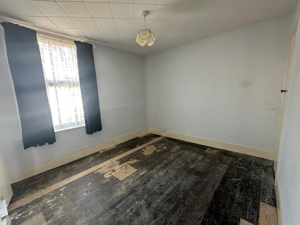Lot: 155 - END-TERRACE HOUSE FOR REFURBISHMENT - Bedroom